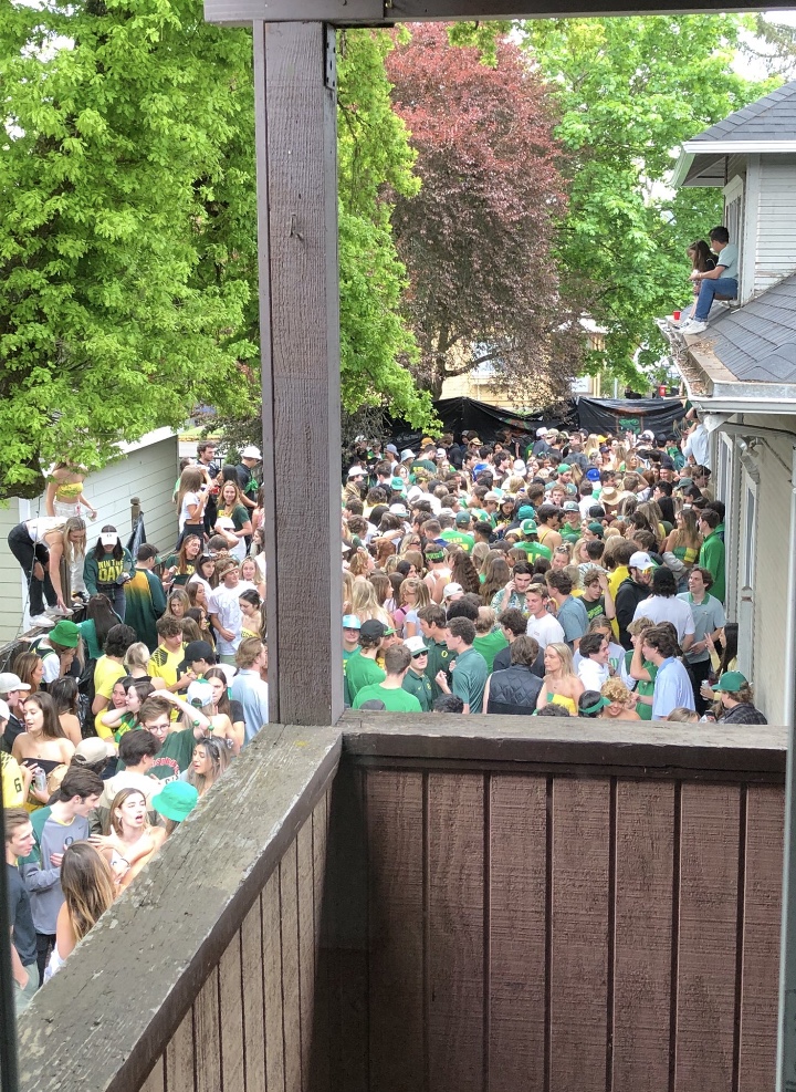 Photo shows un-masked students partying near UO campus: ‘Wow that’s a lot of&nbsp;people’